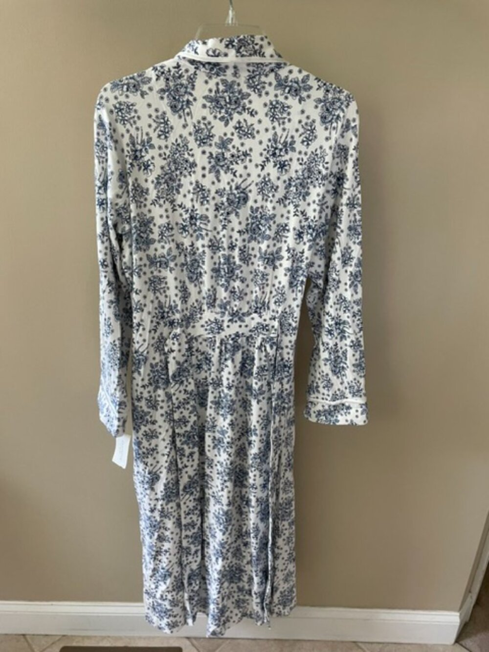 Women's Charter Club Long Robe in blue and white floral pattern, size medium - Picture 3 of 3